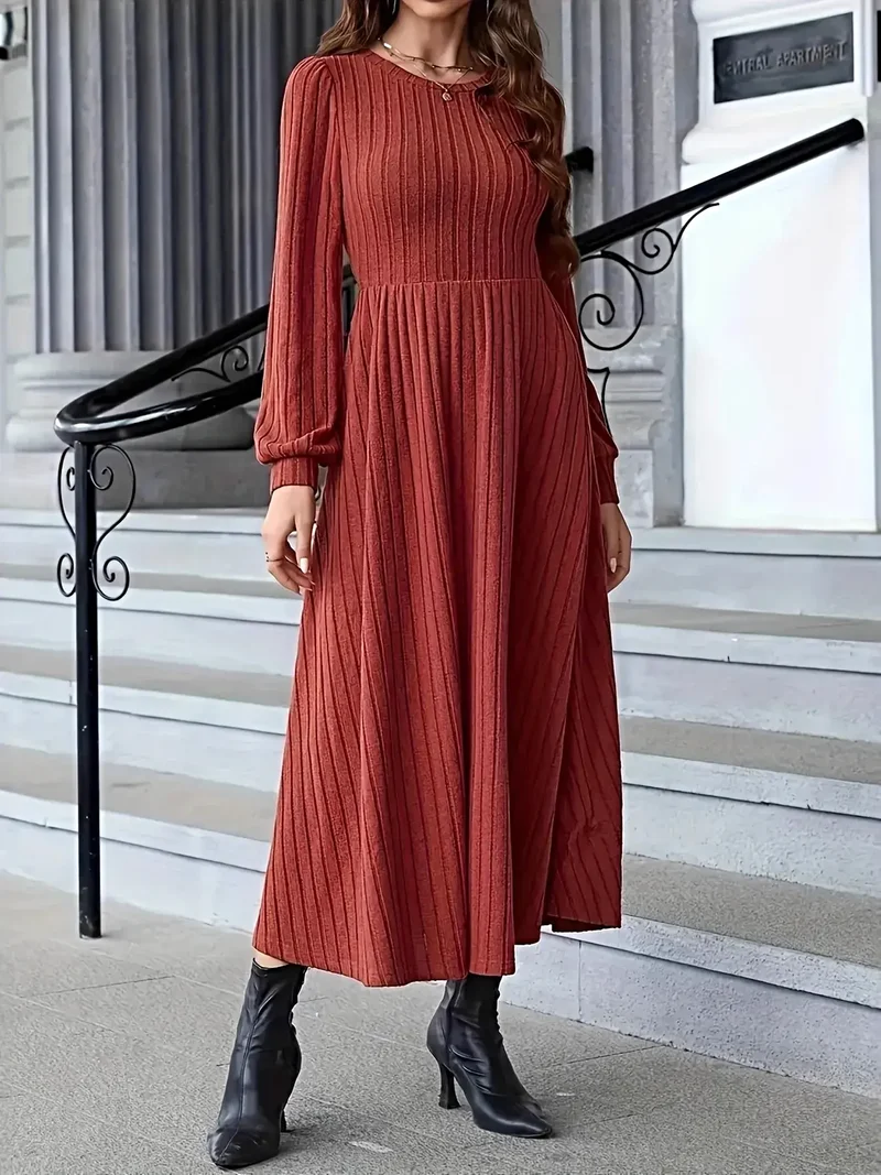Geribbelde lange gebreide jurk met lange mouwen, elastische pasvorm en elegant maxi-silhouet.