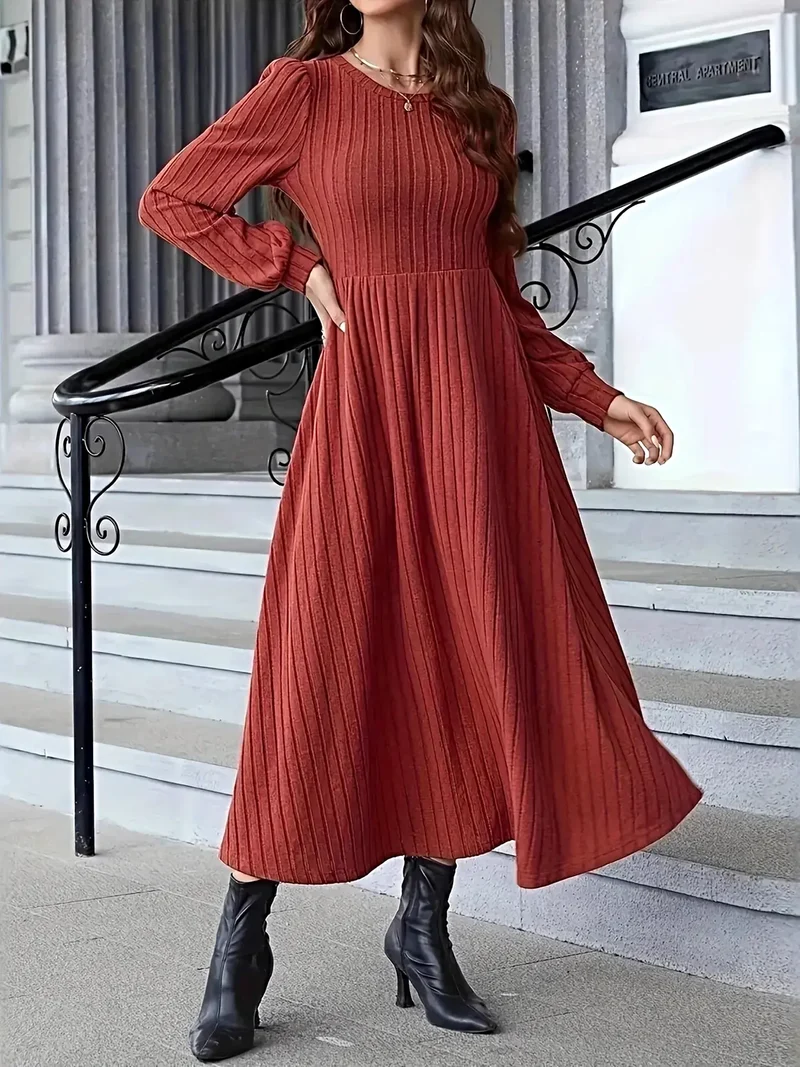 Geribbelde lange gebreide jurk met lange mouwen, elastische pasvorm en elegant maxi-silhouet.