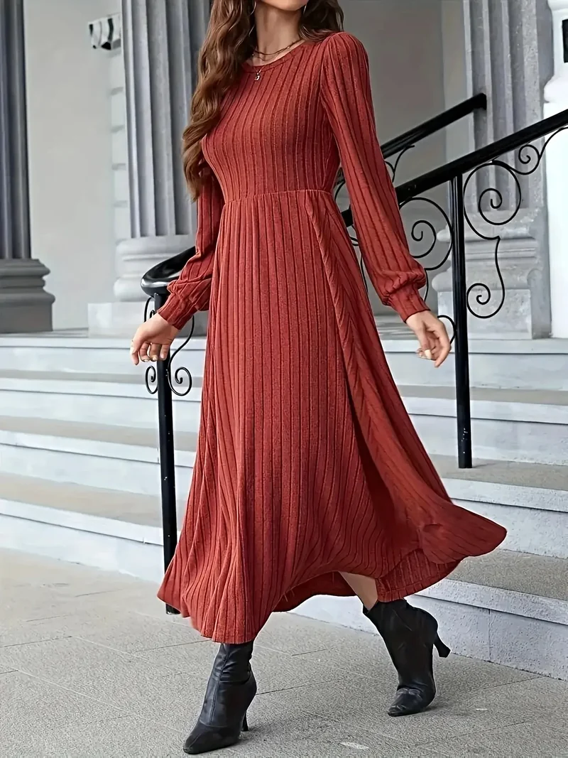 Geribbelde lange gebreide jurk met lange mouwen, elastische pasvorm en elegant maxi-silhouet.