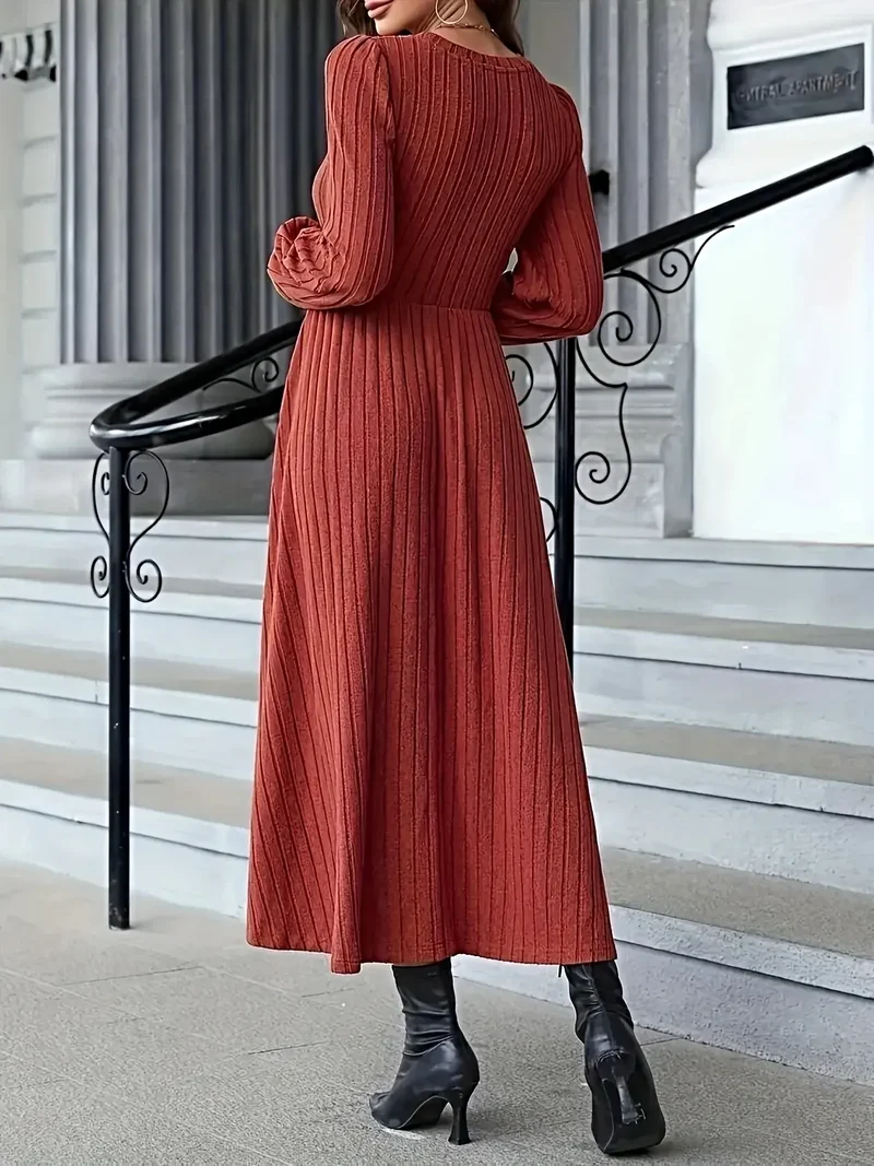 Geribbelde lange gebreide jurk met lange mouwen, elastische pasvorm en elegant maxi-silhouet.