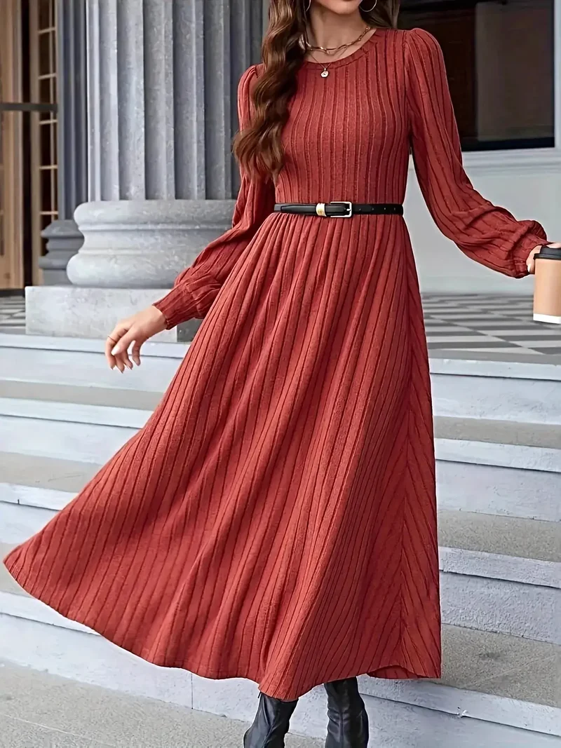Geribbelde lange gebreide jurk met lange mouwen, elastische pasvorm en elegant maxi-silhouet.