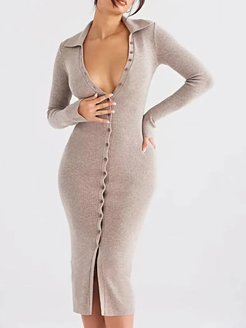 Trui-jurk met lange mouwen en knoopsluiting aan de voorkant, gemaakt van een middelzware, elastische gebreide stof, in midi-lengte.