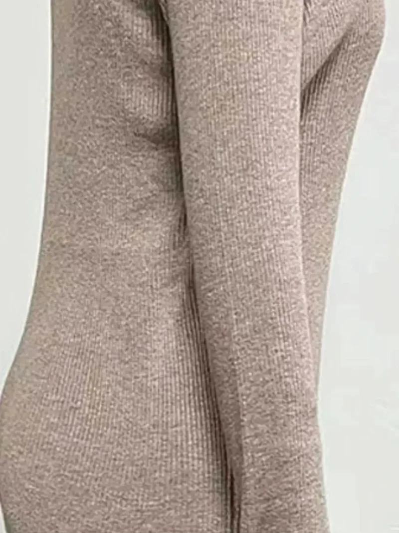 Trui-jurk met lange mouwen en knoopsluiting aan de voorkant, gemaakt van een middelzware, elastische gebreide stof, in midi-lengte.