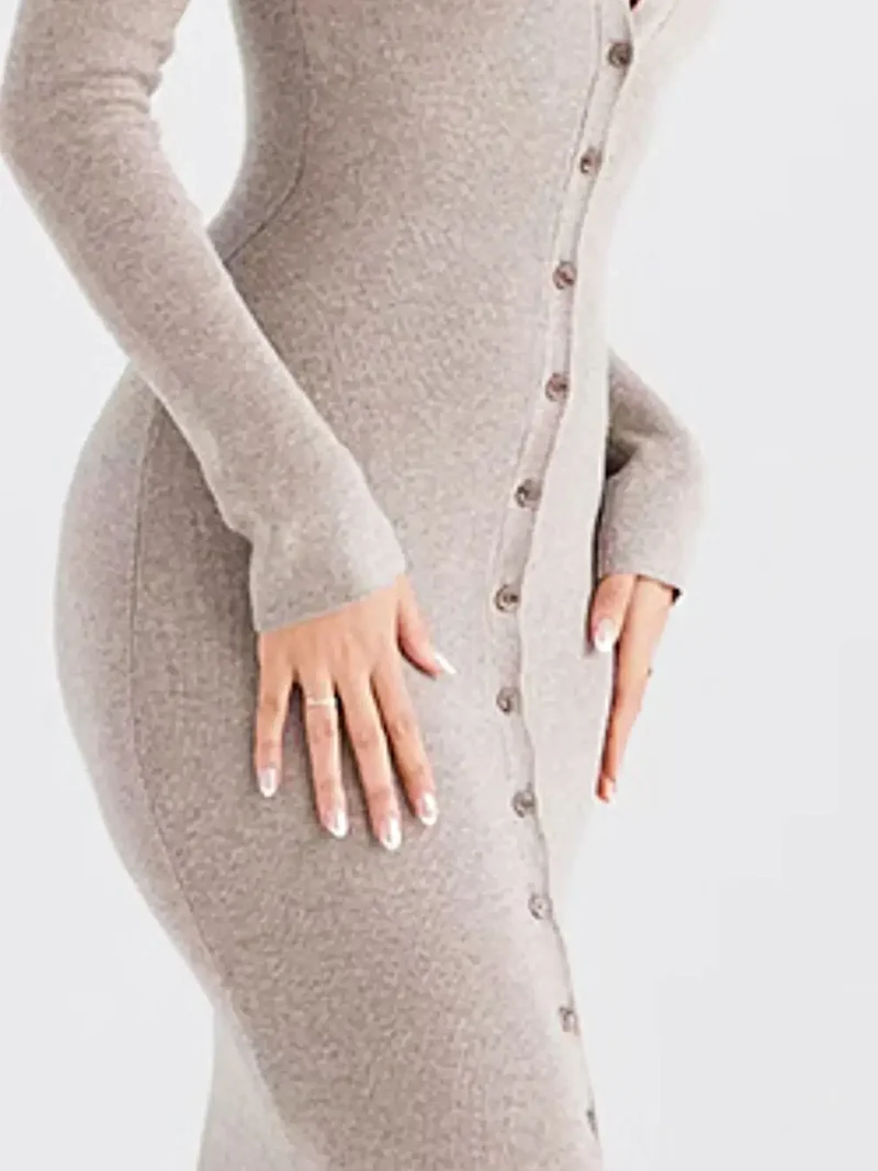 Trui-jurk met lange mouwen en knoopsluiting aan de voorkant, gemaakt van een middelzware, elastische gebreide stof, in midi-lengte.