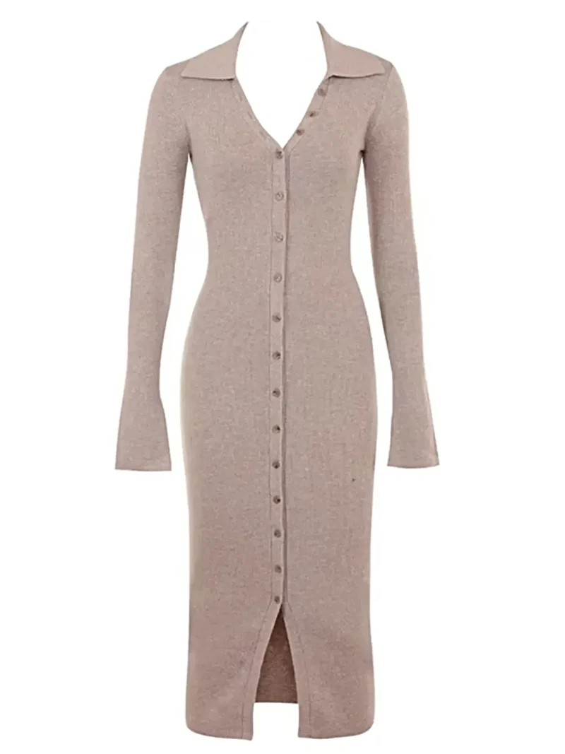 Trui-jurk met lange mouwen en knoopsluiting aan de voorkant, gemaakt van een middelzware, elastische gebreide stof, in midi-lengte.