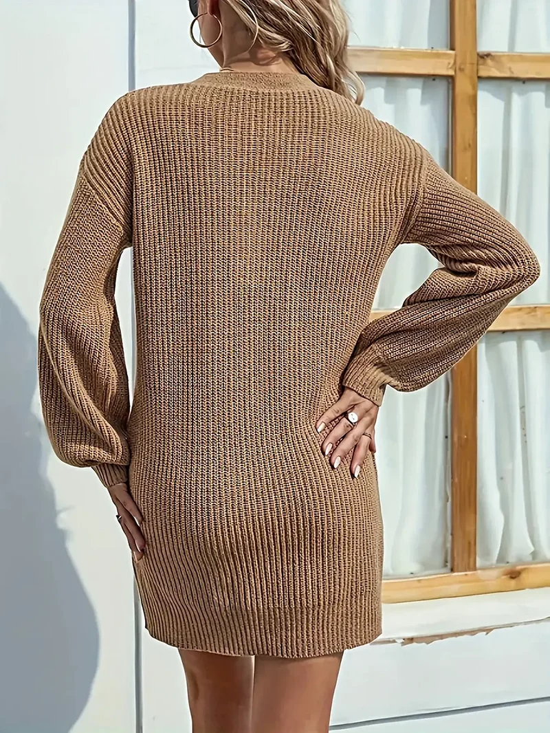 Damesjurk met V-hals, mini-jurk van gebreide stof met verlaagde schouders en een comfortabele pasvorm.