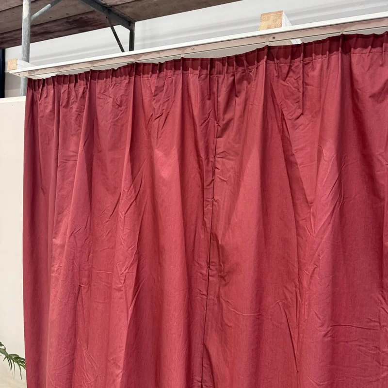 Gardine Altrot 300x270 Verdunkler Vorhang Gebraucht