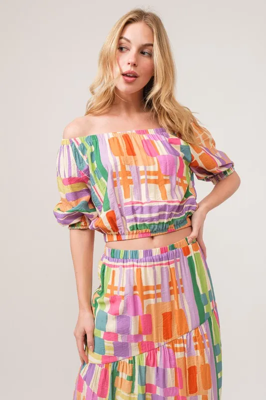 En de reden voor de asymmetrische maxi-rok met geometrische print en meerdere lagen