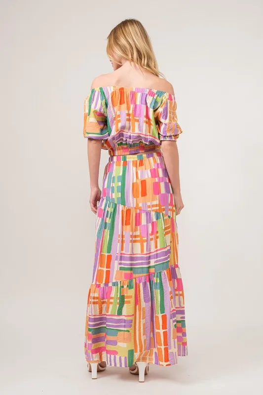 En de reden voor de asymmetrische maxi-rok met geometrische print en meerdere lagen