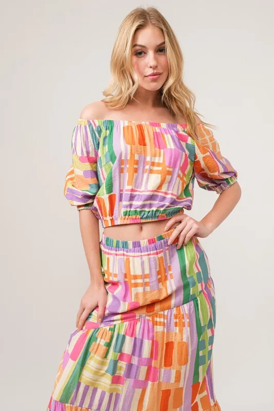 En de reden voor de asymmetrische maxi-rok met geometrische print en meerdere lagen