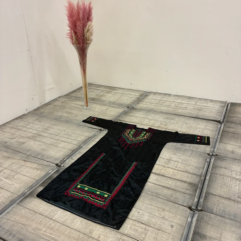 Orient Gewand Kleid Wandbehang Bestickt Schwarz Bunt Gebraucht