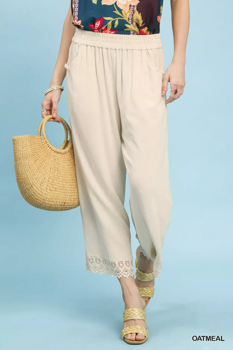 Umgee linnen cropped broek met wijde pijpen en kanten afwerking.
