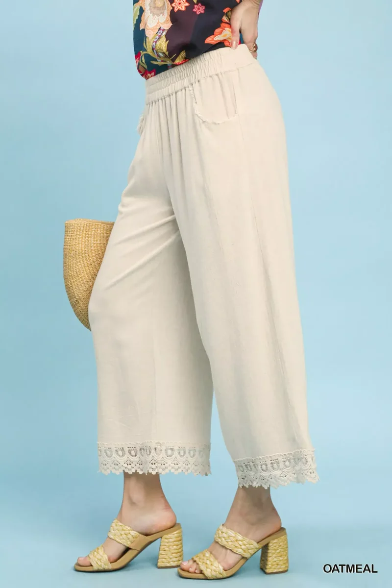 Umgee linnen cropped broek met wijde pijpen en kanten afwerking.