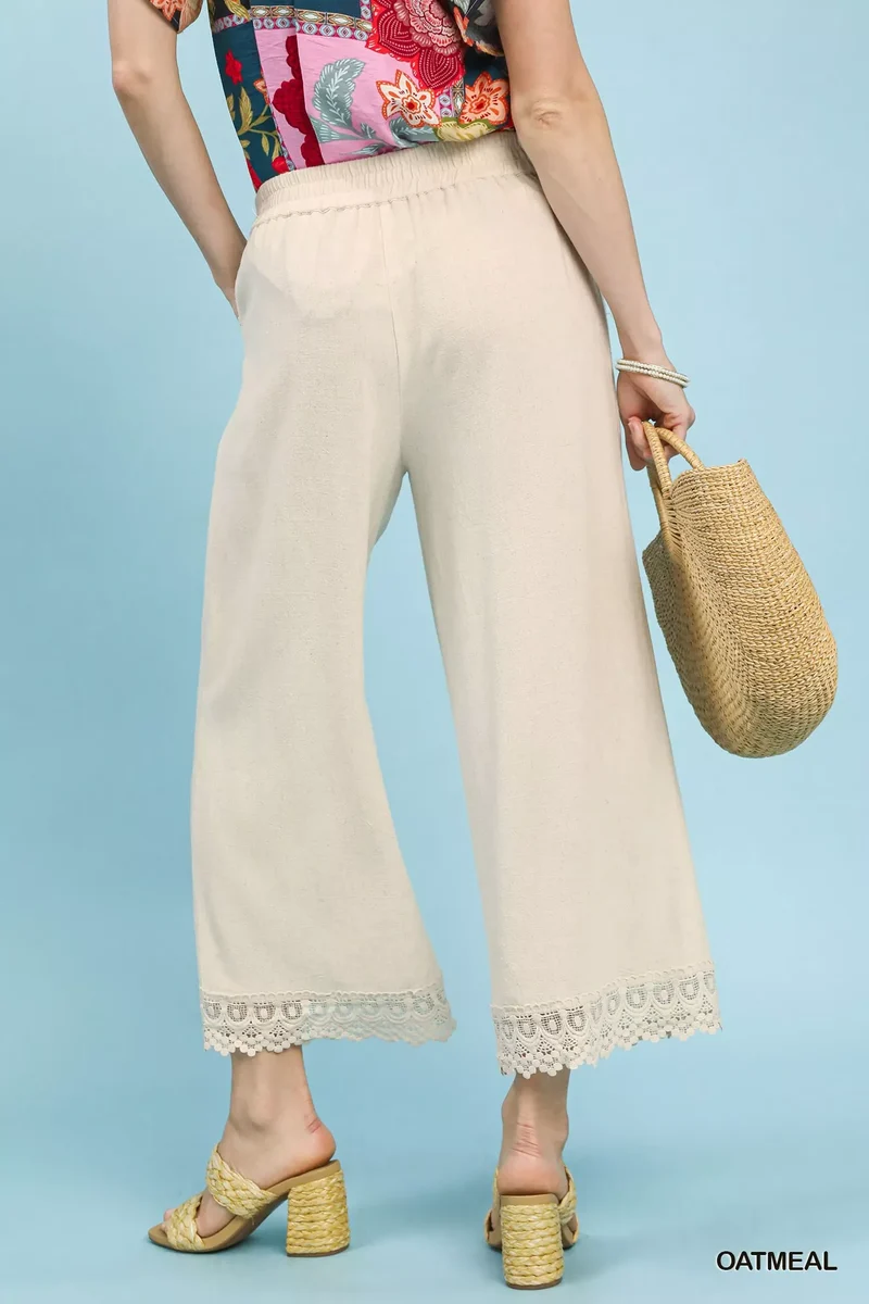 Umgee linnen cropped broek met wijde pijpen en kanten afwerking.