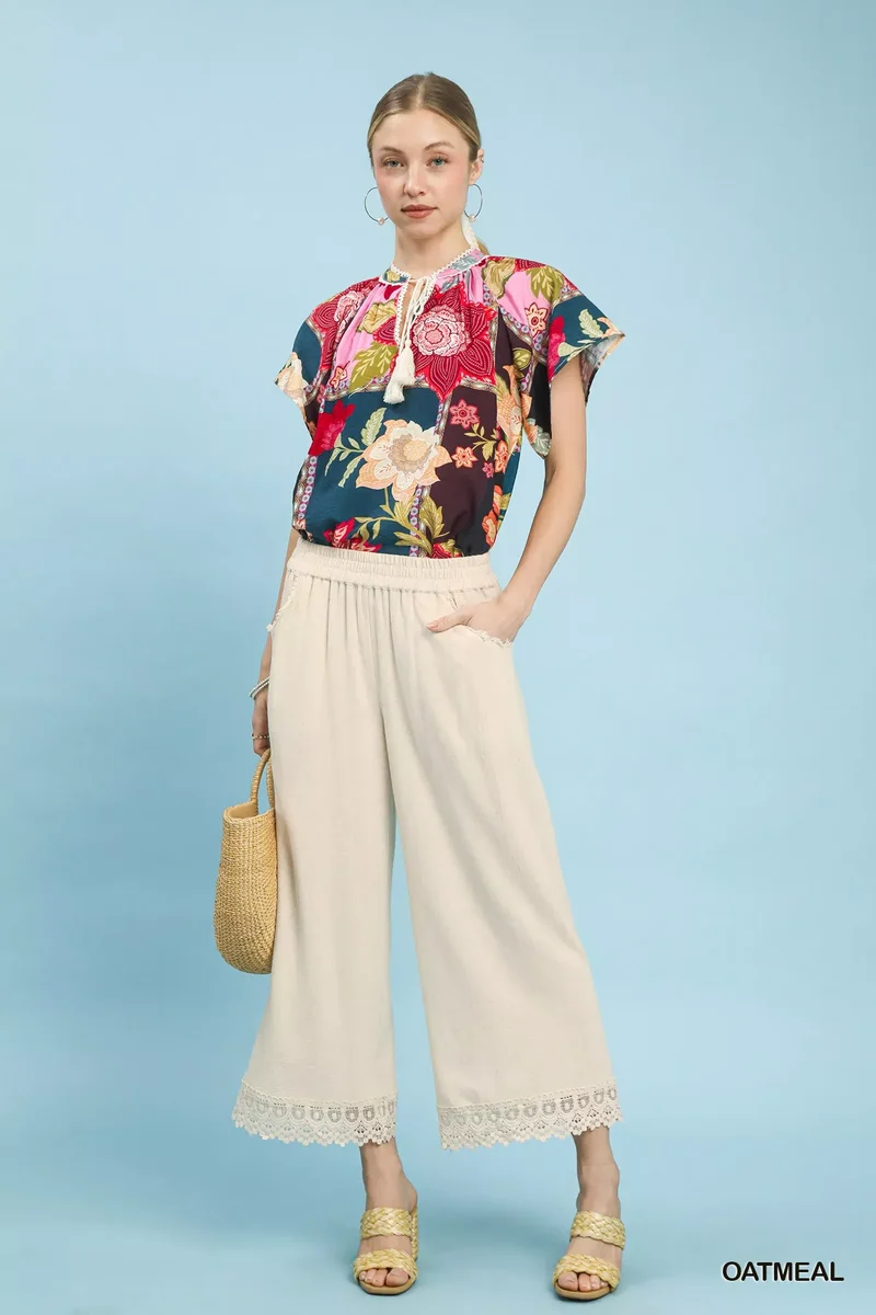 Umgee linnen cropped broek met wijde pijpen en kanten afwerking.