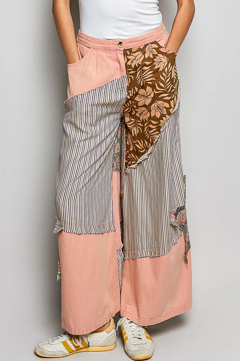 POL gestreepte broek met bloemenpatchwork en wijde pijpen, met grote sterpatch aan de zijkant.