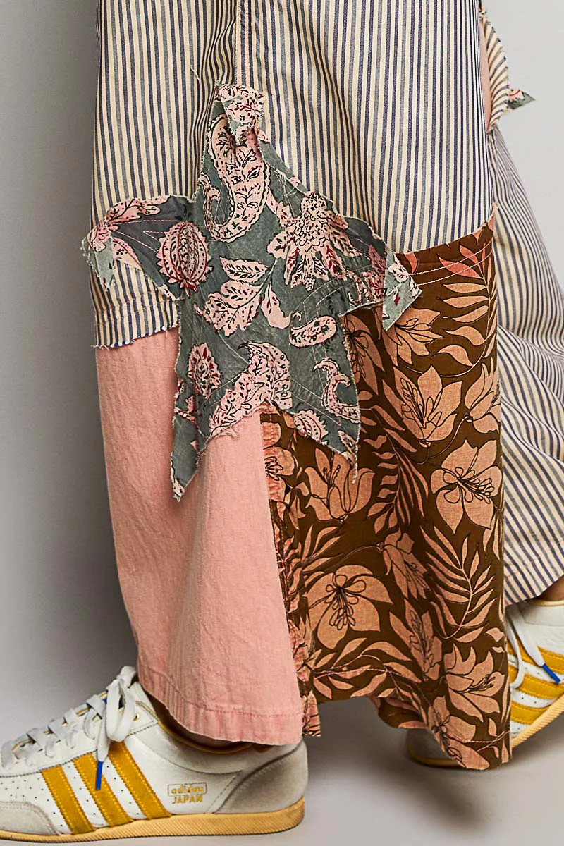 POL gestreepte broek met bloemenpatchwork en wijde pijpen, met grote sterpatch aan de zijkant.
