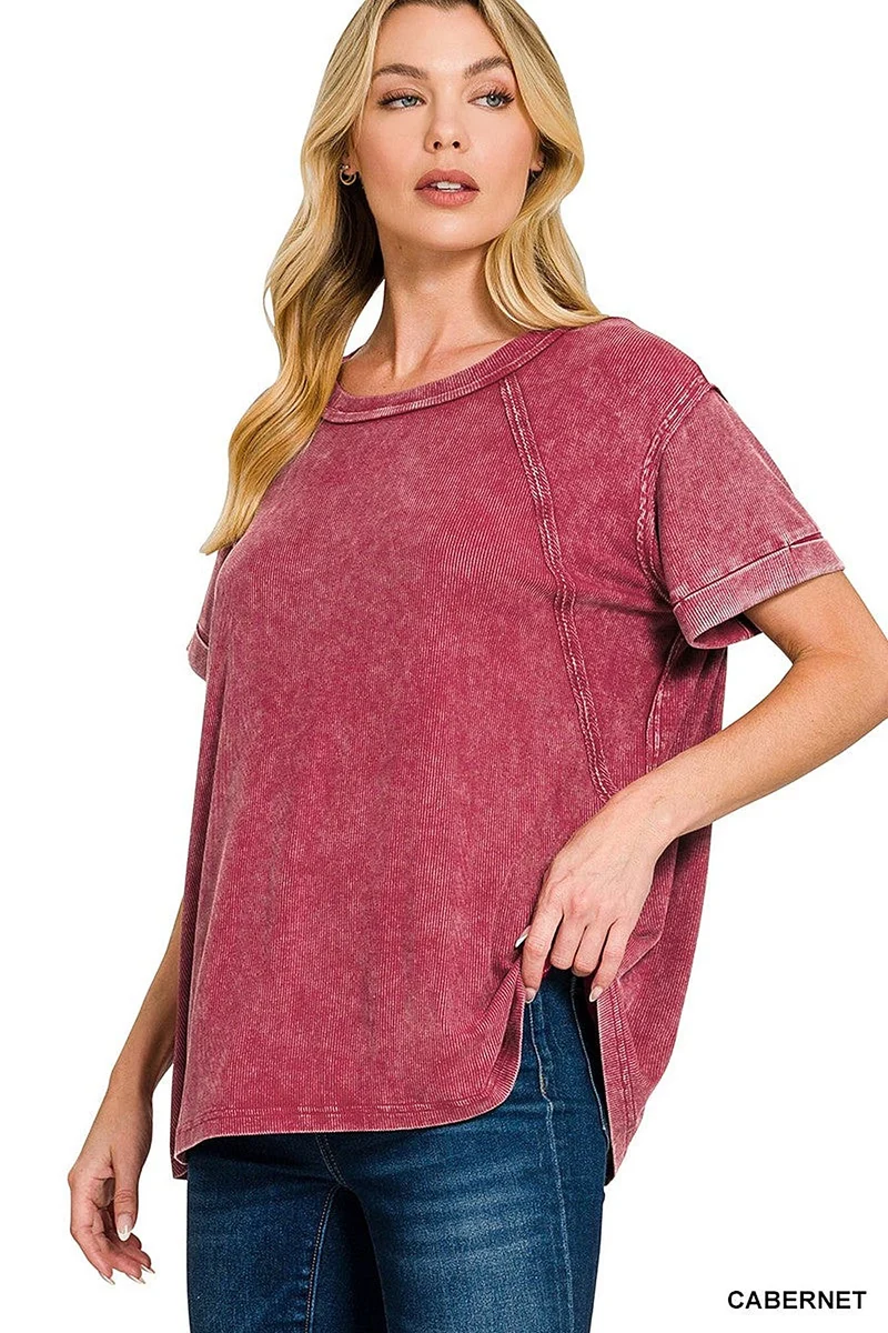 Vintage top met korte mouwen, ronde hals, opgerolde manchetten en een relaxte pasvorm.