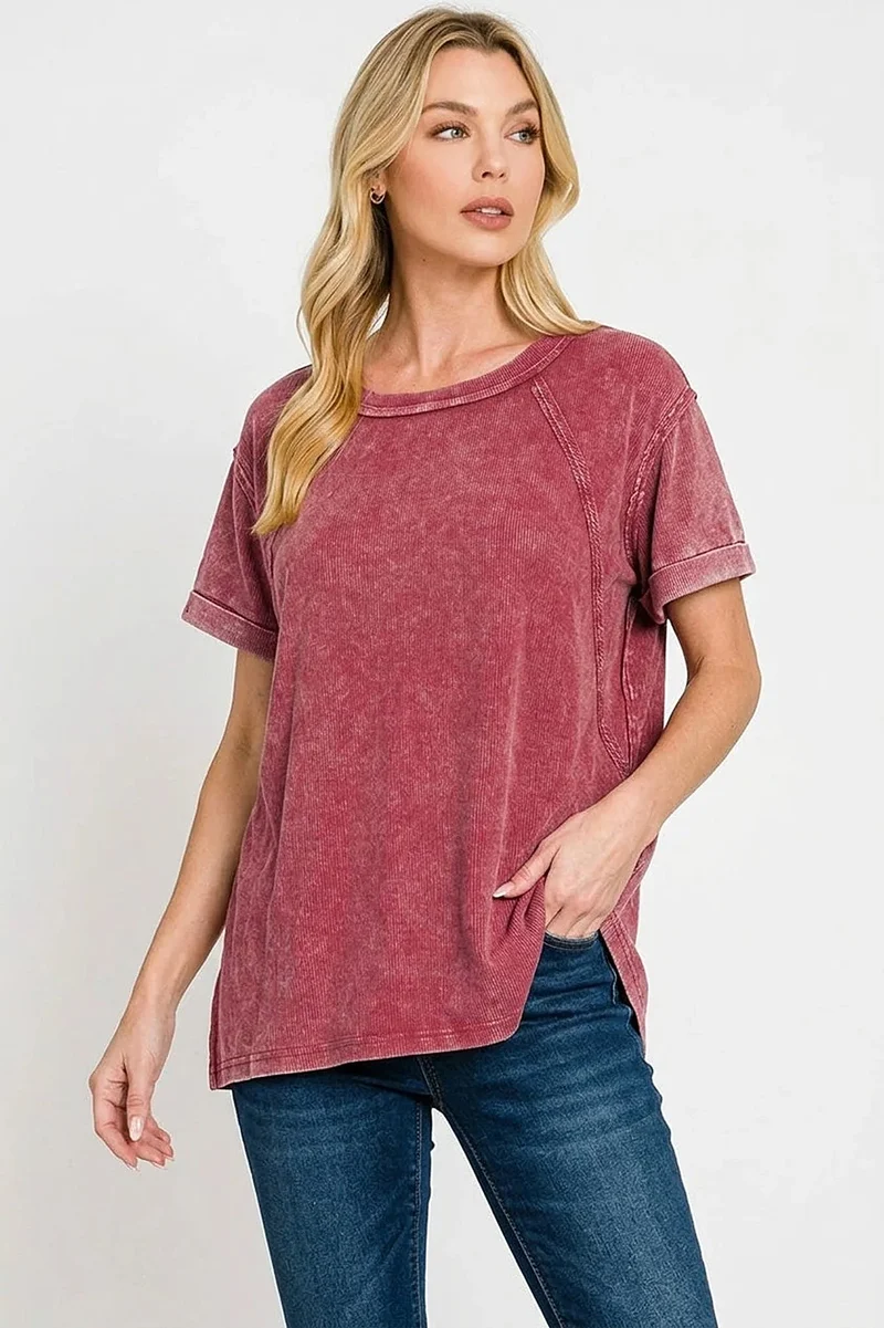 Vintage top met korte mouwen, ronde hals, opgerolde manchetten en een relaxte pasvorm.