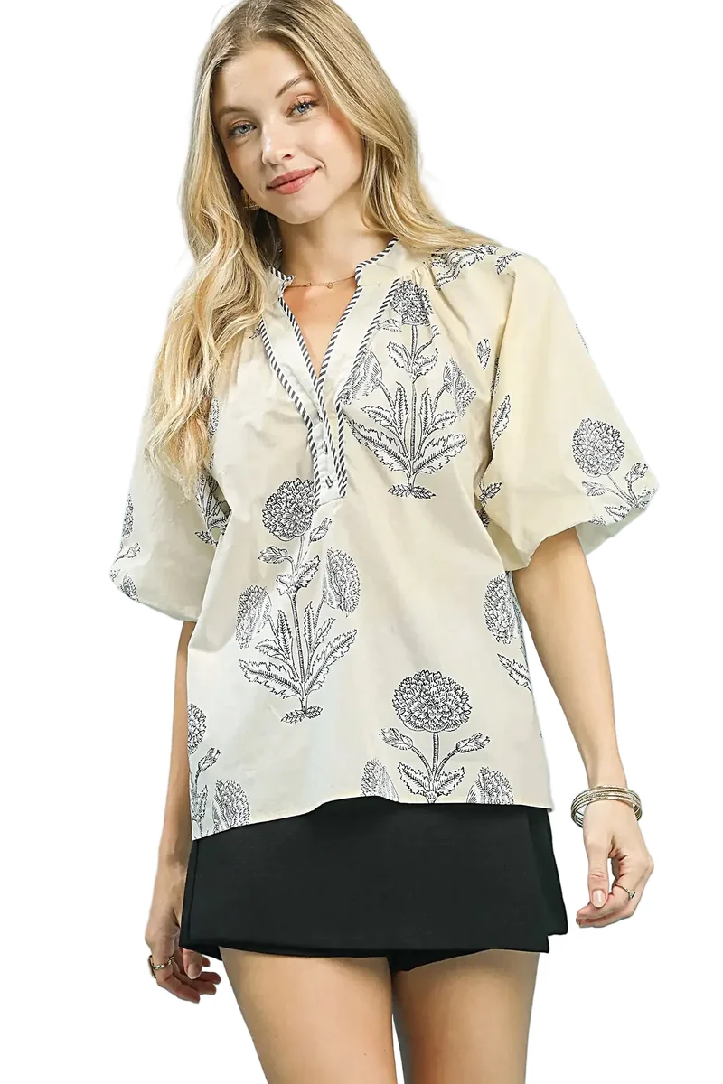 Elegante top met bloemenprint, V-hals, gestreepte afwerking en pofmouwen voor een casual chique stijl.