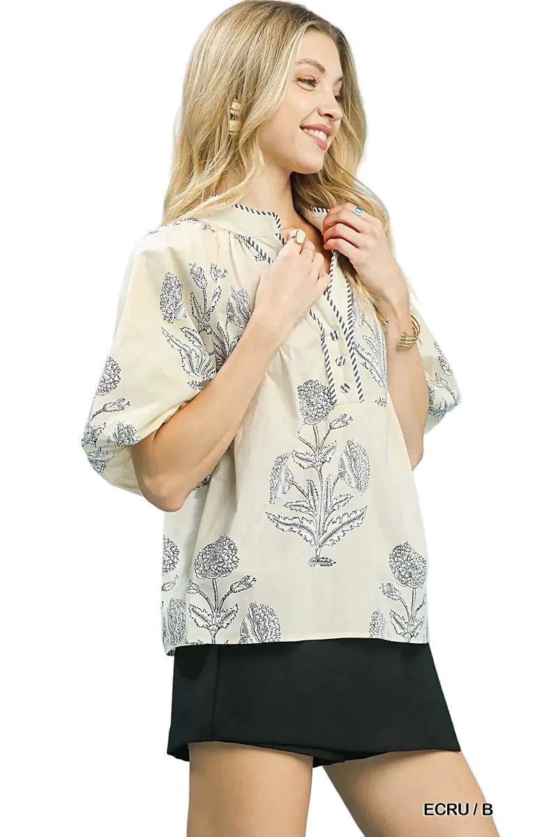 Elegante top met bloemenprint, V-hals, gestreepte afwerking en pofmouwen voor een casual chique stijl.