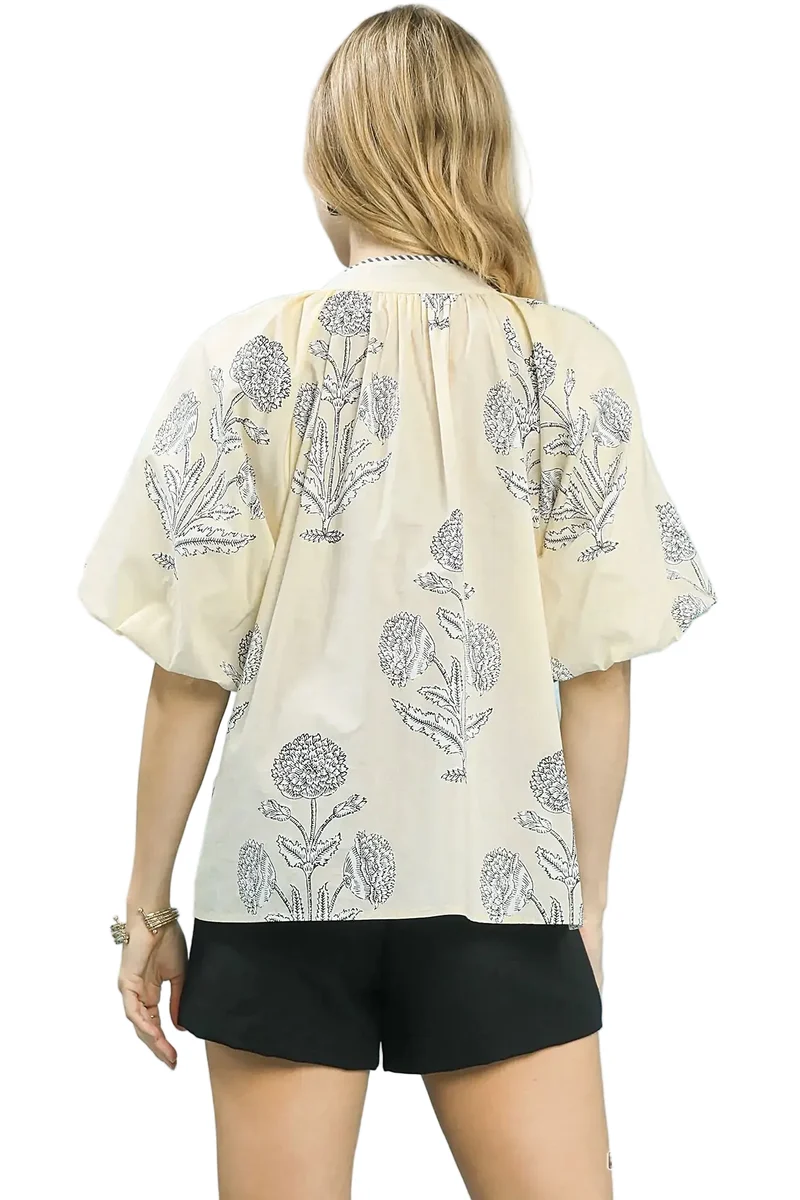 Elegante top met bloemenprint, V-hals, gestreepte afwerking en pofmouwen voor een casual chique stijl.
