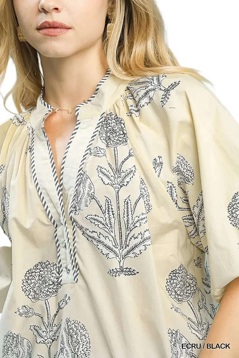 Elegante top met bloemenprint, V-hals, gestreepte afwerking en pofmouwen voor een casual chique stijl.