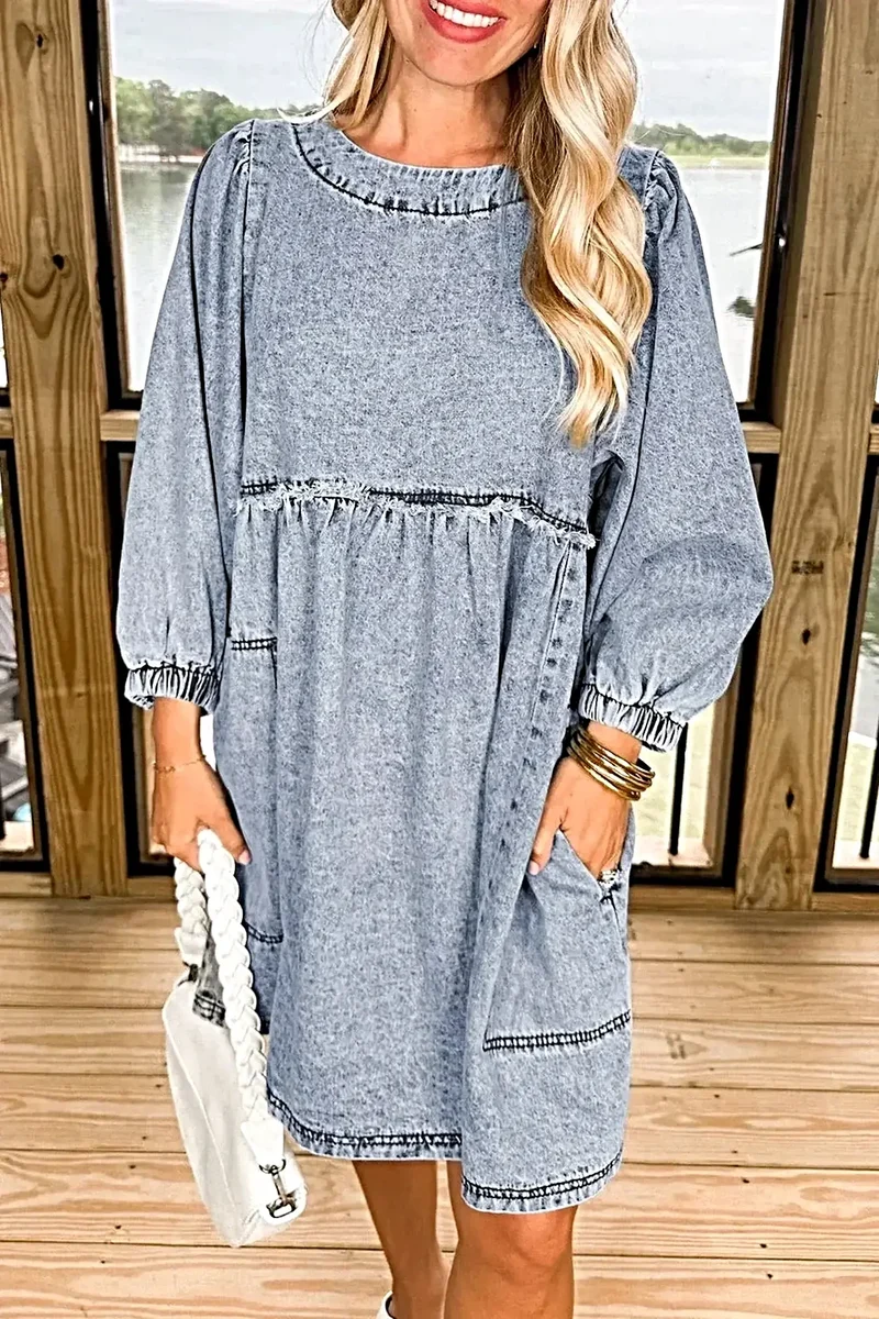 Vintage denim jurk met zakken, open rug en franjes - trendy en klassieke look