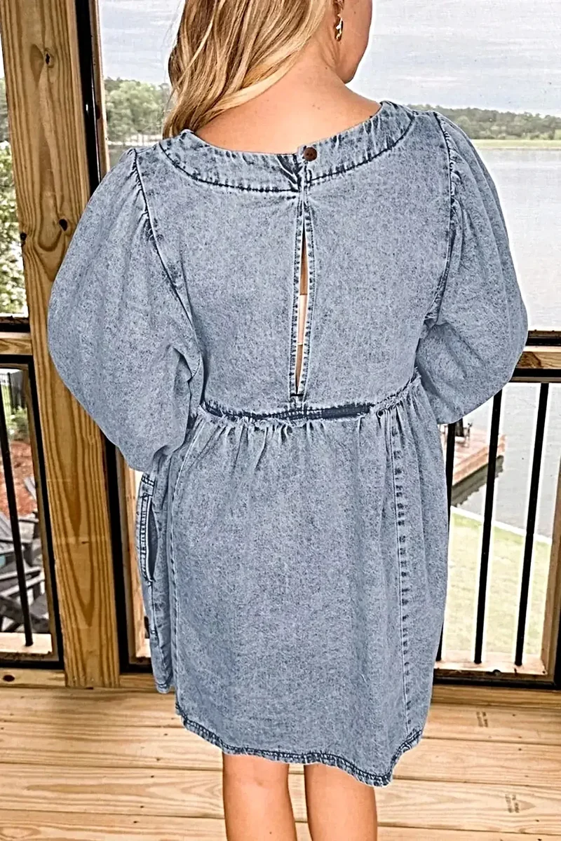 Vintage denim jurk met zakken, open rug en franjes - trendy en klassieke look