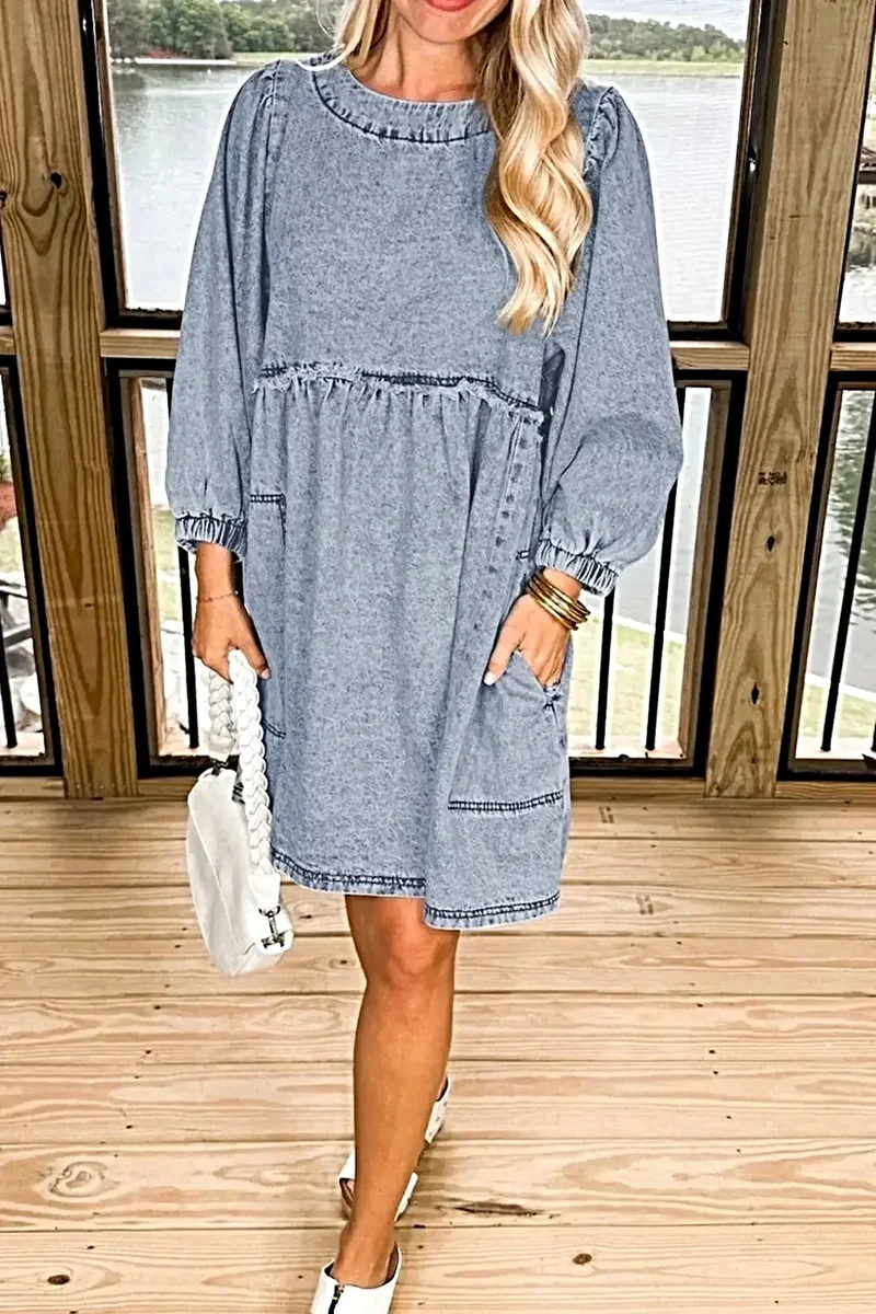 Vintage denim jurk met zakken, open rug en franjes - trendy en klassieke look