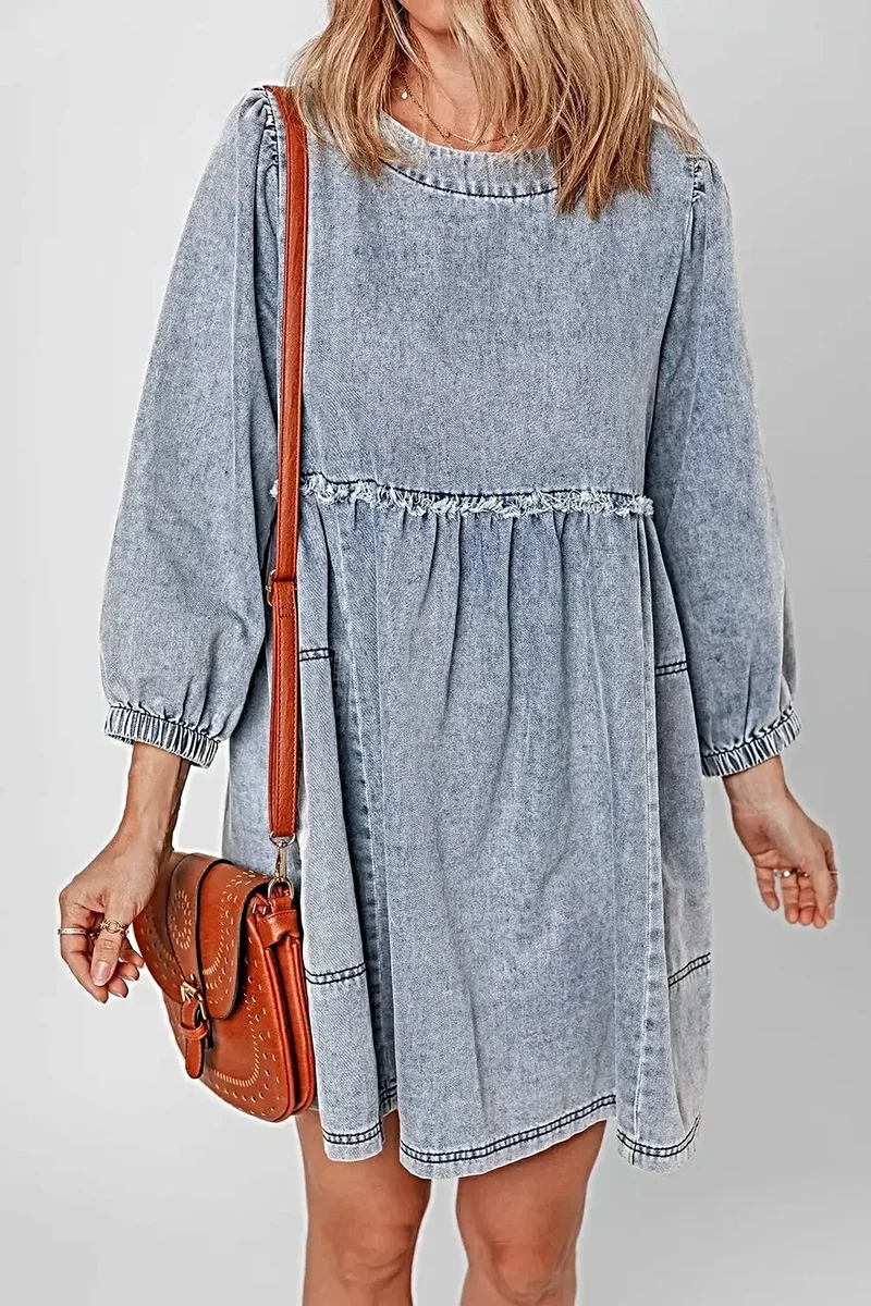 Vintage denim jurk met zakken, open rug en franjes - trendy en klassieke look