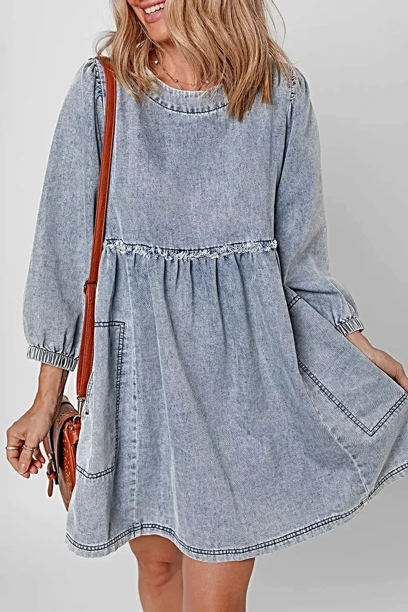 Vintage denim jurk met zakken, open rug en franjes - trendy en klassieke look