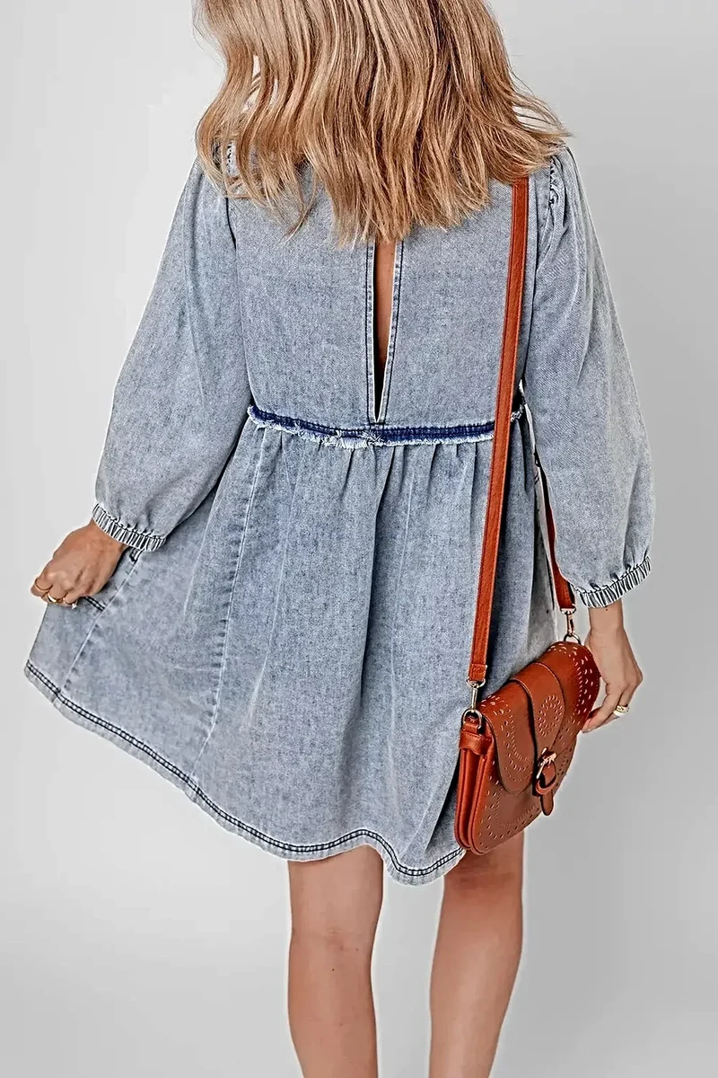 Vintage denim jurk met zakken, open rug en franjes - trendy en klassieke look
