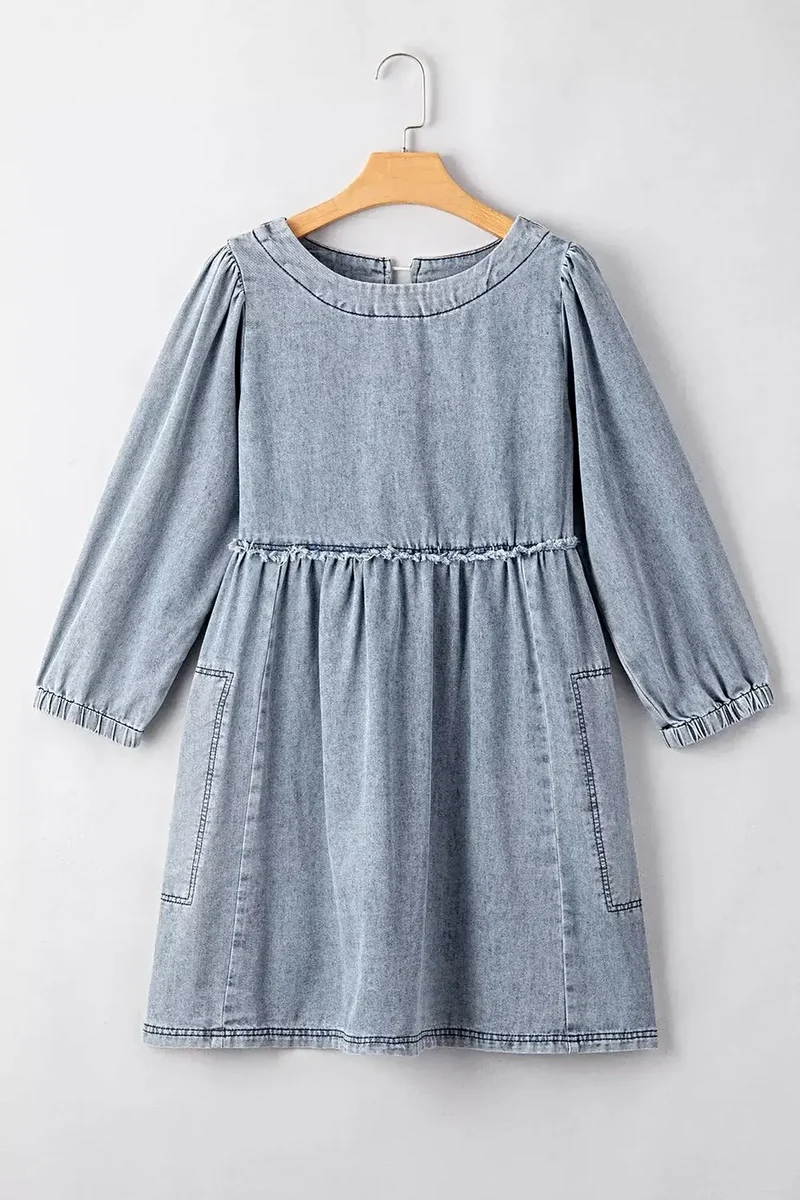 Vintage denim jurk met zakken, open rug en franjes - trendy en klassieke look