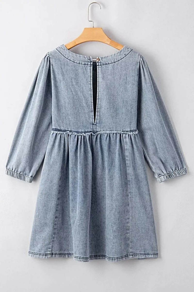 Vintage denim jurk met zakken, open rug en franjes - trendy en klassieke look