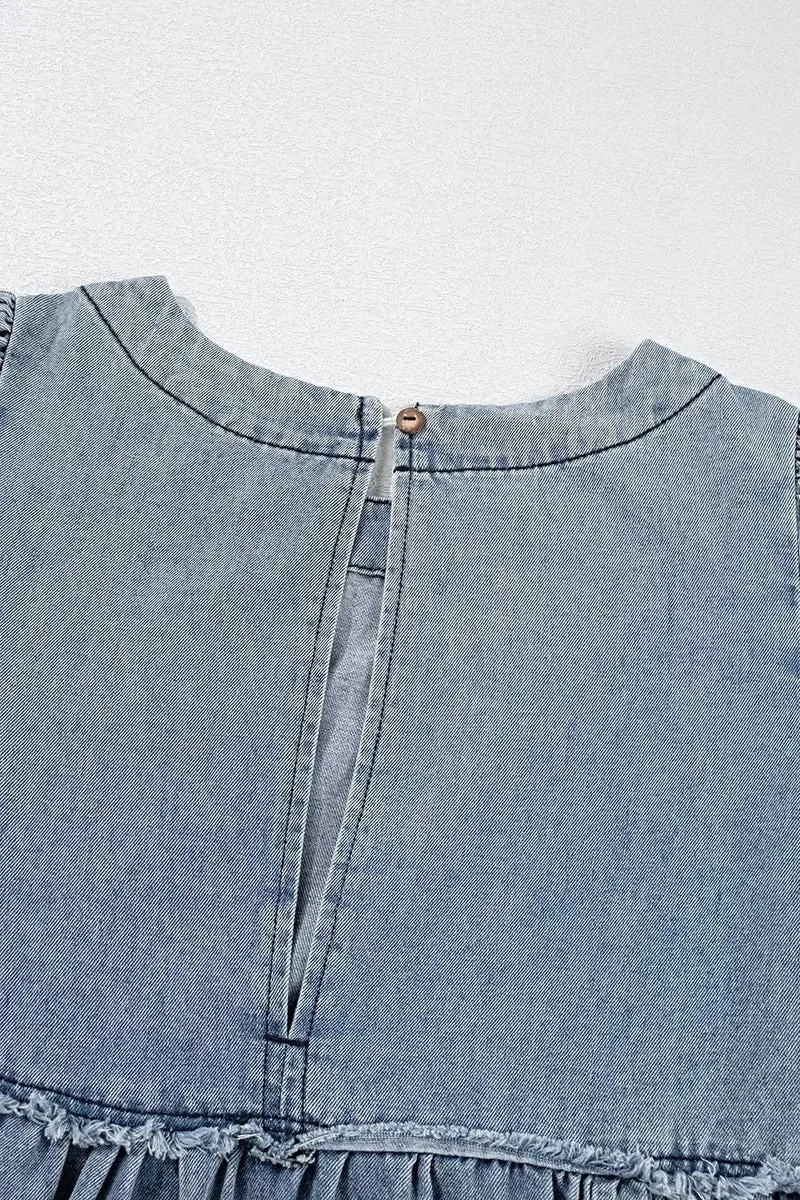 Vintage denim jurk met zakken, open rug en franjes - trendy en klassieke look