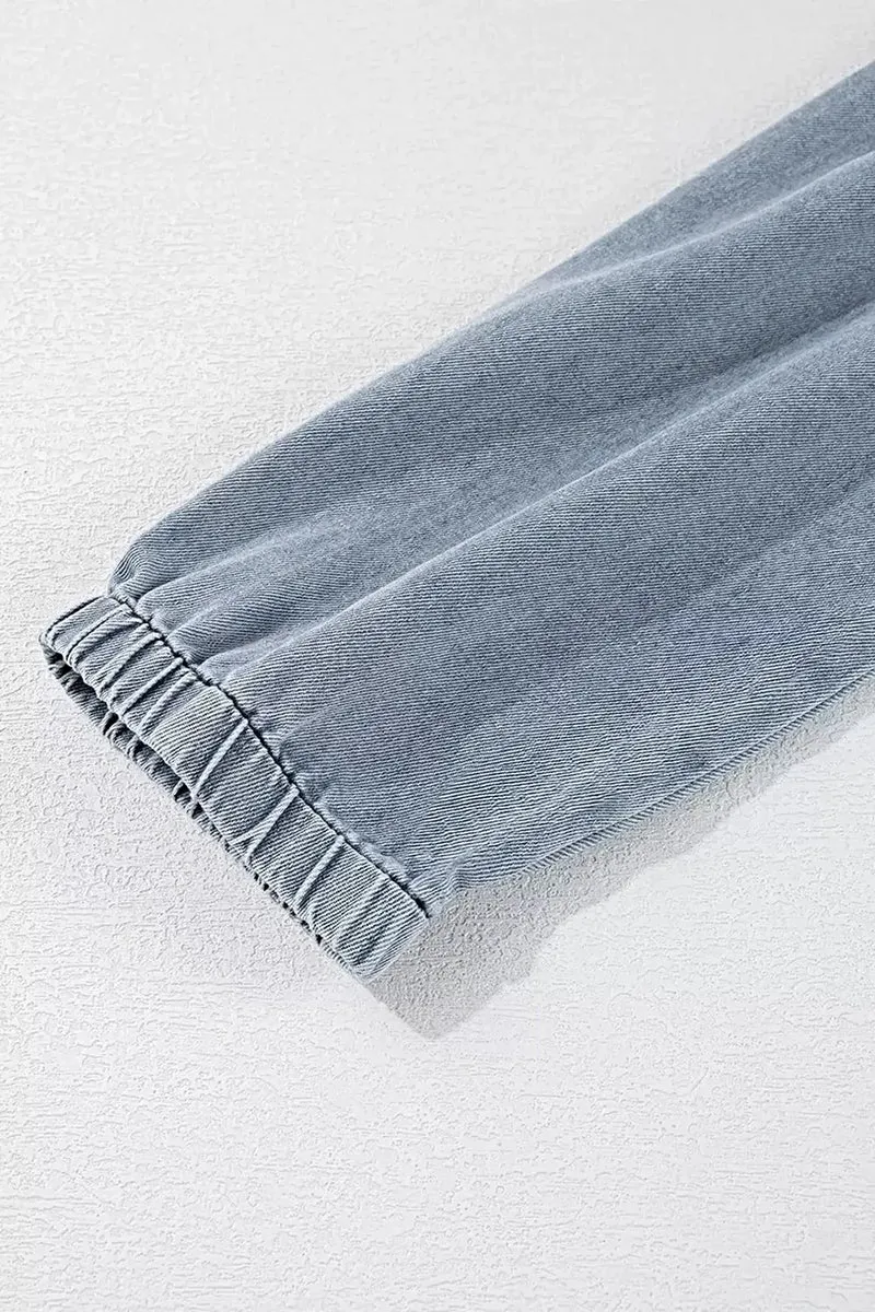 Vintage denim jurk met zakken, open rug en franjes - trendy en klassieke look