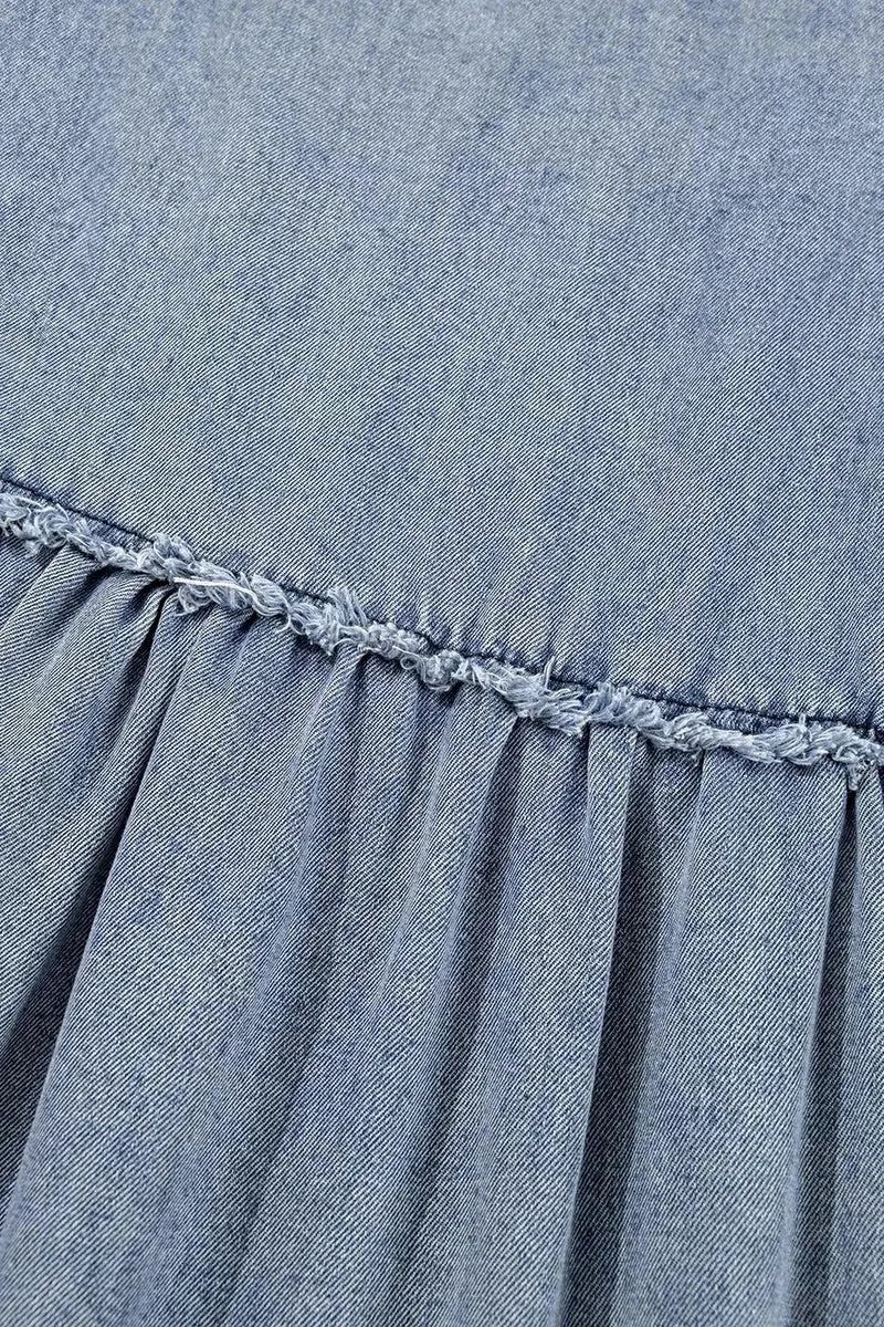 Vintage denim jurk met zakken, open rug en franjes - trendy en klassieke look