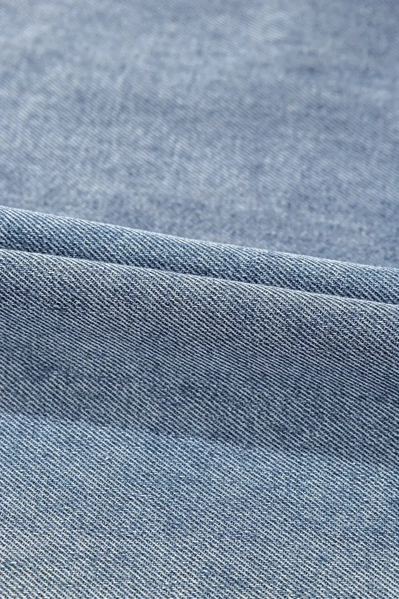 Vintage denim jurk met zakken, open rug en franjes - trendy en klassieke look