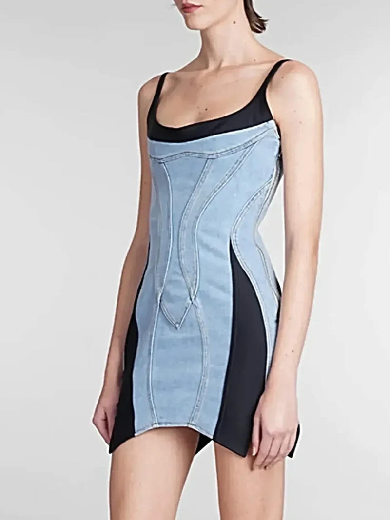 Elegante jurk met contrasterende, verstelbare bandjes, lichte stretch en ritssluiting.