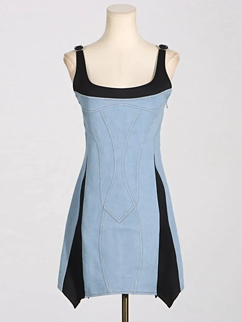 Elegante jurk met contrasterende, verstelbare bandjes, lichte stretch en ritssluiting.
