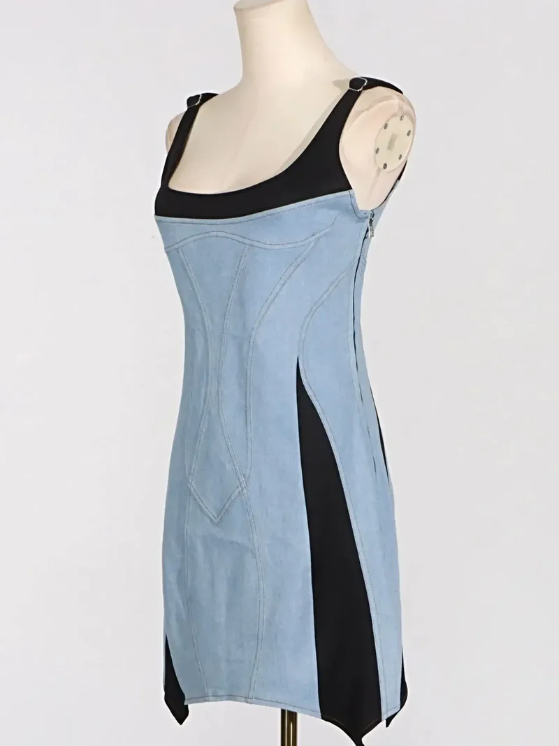 Elegante jurk met contrasterende, verstelbare bandjes, lichte stretch en ritssluiting.
