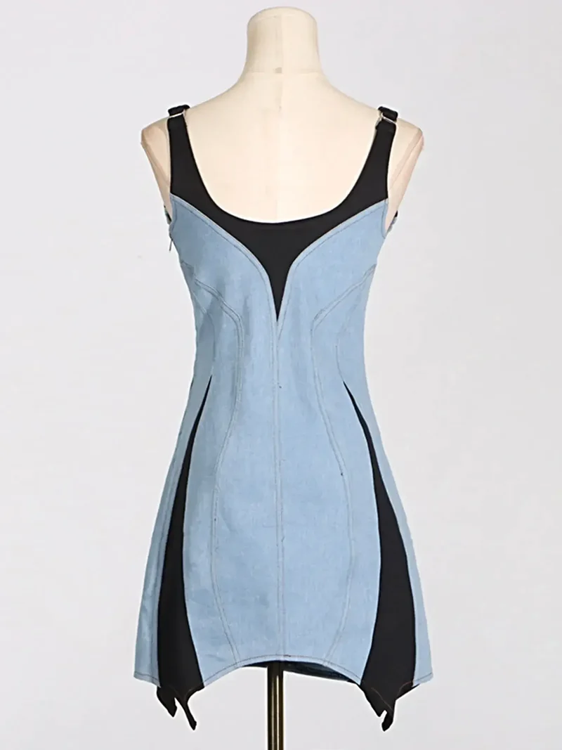 Elegante jurk met contrasterende, verstelbare bandjes, lichte stretch en ritssluiting.
