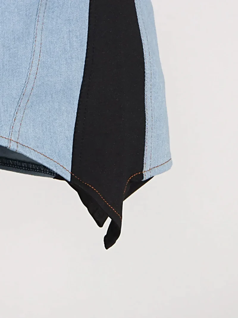 Elegante jurk met contrasterende, verstelbare bandjes, lichte stretch en ritssluiting.