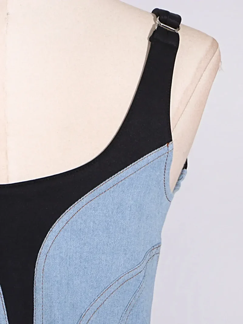 Elegante jurk met contrasterende, verstelbare bandjes, lichte stretch en ritssluiting.
