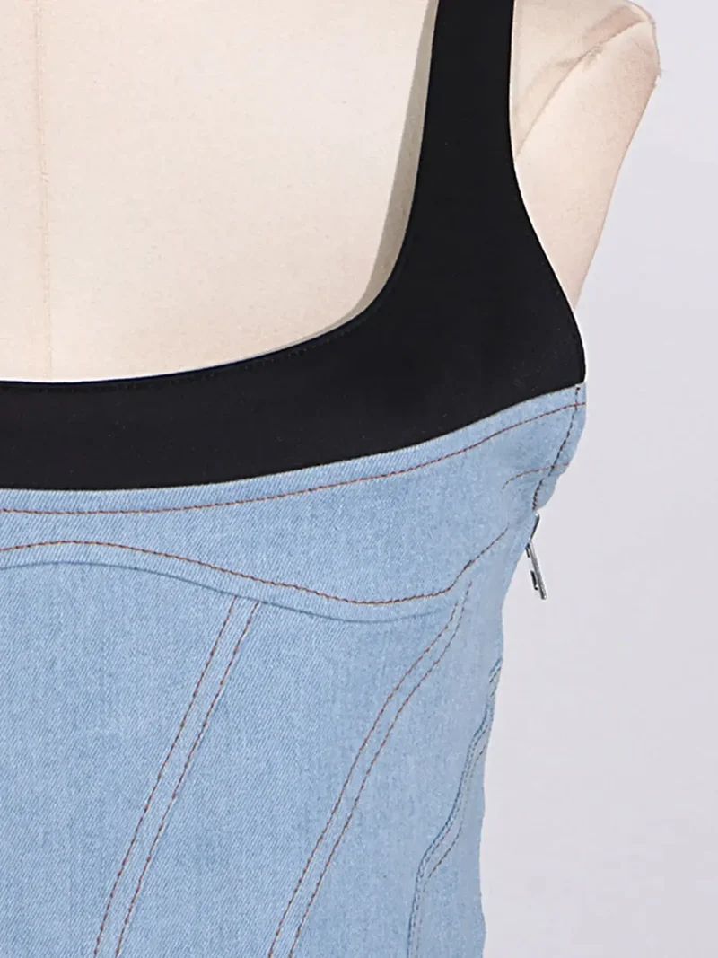 Elegante jurk met contrasterende, verstelbare bandjes, lichte stretch en ritssluiting.
