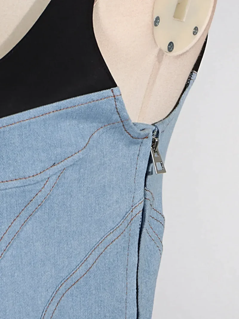 Elegante jurk met contrasterende, verstelbare bandjes, lichte stretch en ritssluiting.