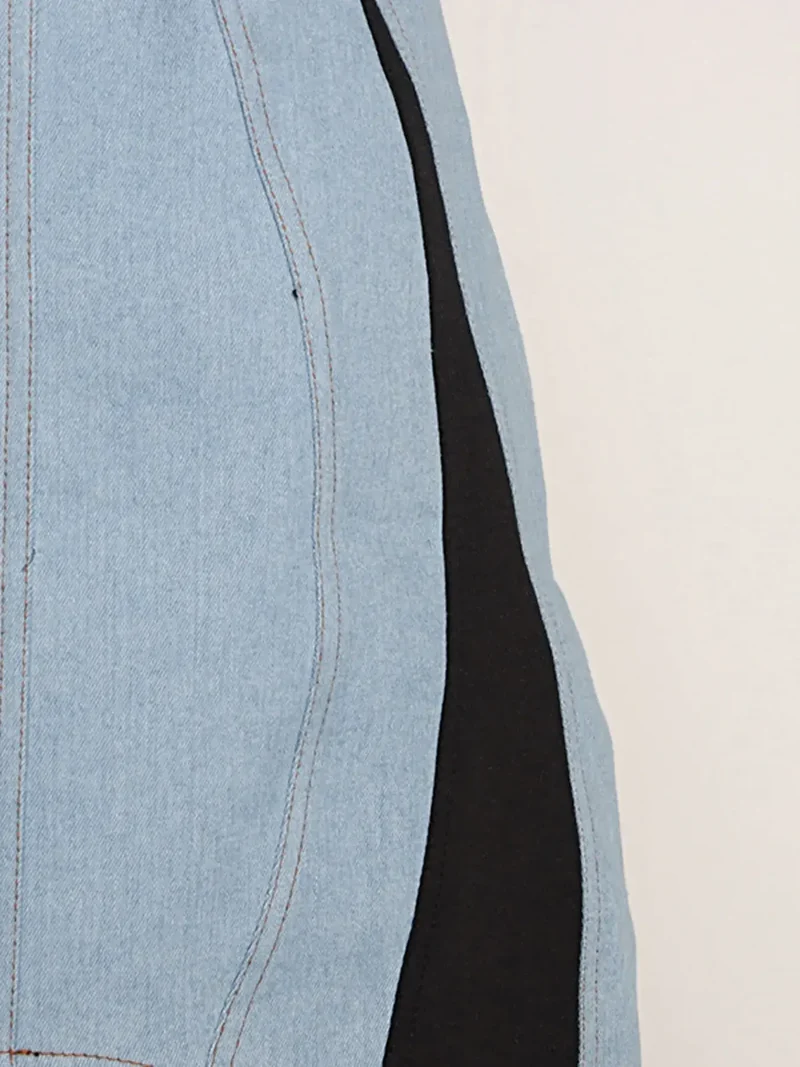 Elegante jurk met contrasterende, verstelbare bandjes, lichte stretch en ritssluiting.