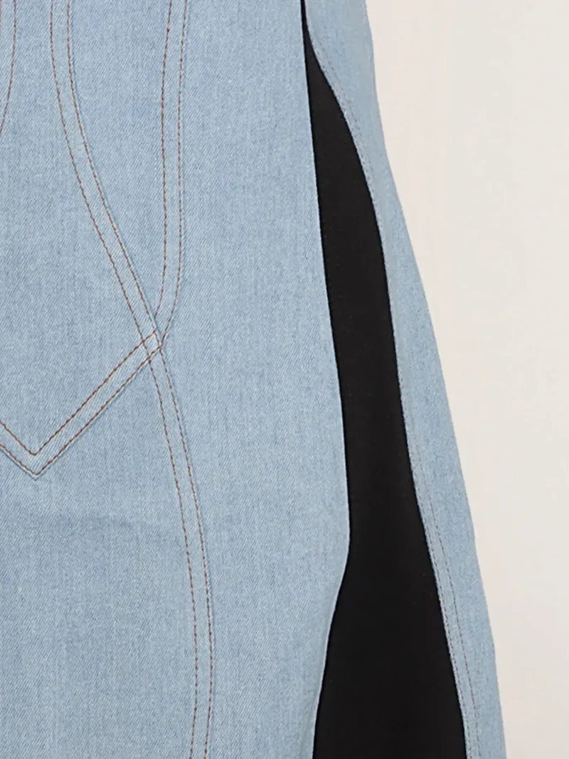 Elegante jurk met contrasterende, verstelbare bandjes, lichte stretch en ritssluiting.