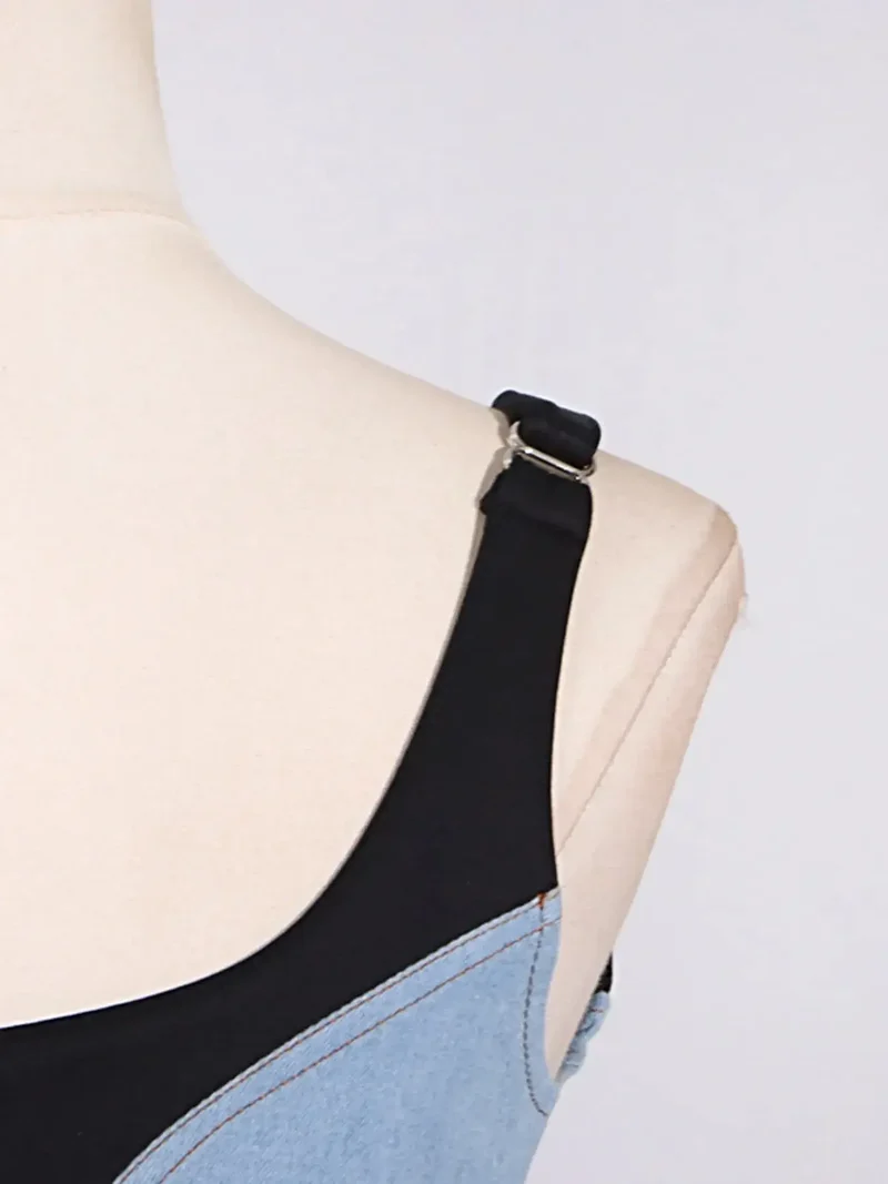 Elegante jurk met contrasterende, verstelbare bandjes, lichte stretch en ritssluiting.